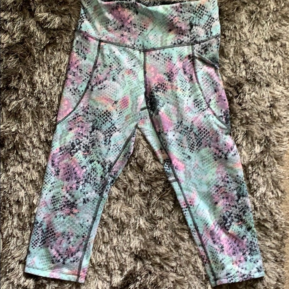 Cropped leggings.
